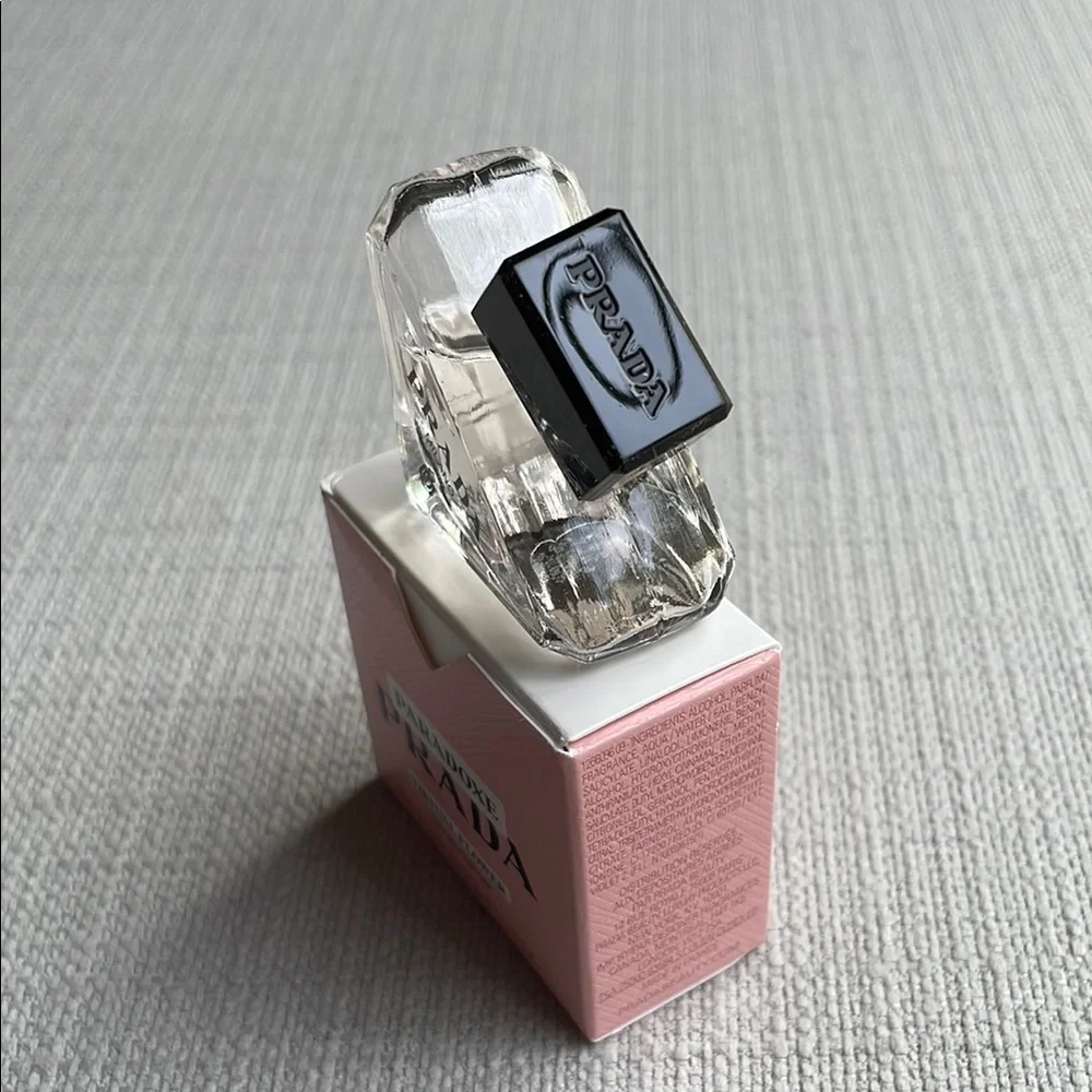 Prada paradoxe virtual flower miniature